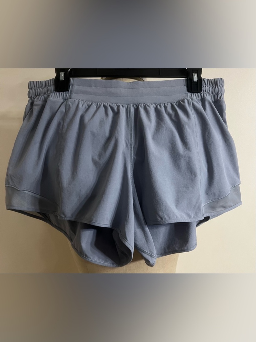 Lululemon Hotty Hot Low-Rise Lined Short 4"
Rhino Grey 14